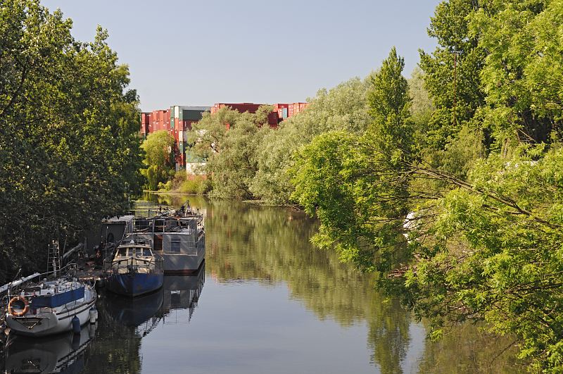 Jaffe-Davids-Kanal - Sportboote Containerlagerplatz  66_9235 Der Jaffe-Davids-Kanal ist ein Seitenkanal vom Ernst-August Kanal. Sportboote liegen an einem Ponton, die Zweige von Weiden ragen weit ber das Wasser des Industriekanals. Im Hintergrund sind Container hoch aufgestapelt - sie berragen die Bume am Kanalufer.  www.fotograf- hamburg.com