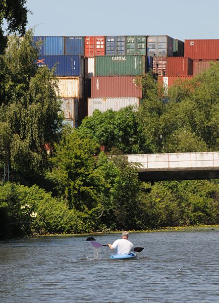 Hamburg  Bilder Bezirk Mitte,  Wilhelmsburg Jaffe-Davids-Kanal - Paddelboot, Container  67_8707 Ein Kanut paddelt sein Boot auf dem Jaffe- Davids- Kanal. Auf einer Lagerflche sind leere Container hinter den Bumen am Kanalufer aufgestapelt.  ist ein Seitenkanal vom Ernst-August Kanal. Sportboote liegen an einem Ponton, die Zweige von Weiden hngen weit ber das Wasser des Industriekanals. Im Hintergrund sind Container hoch aufgestapelt - sie berragen die Bume am Kanalufer.  www.fotograf- hamburg.de