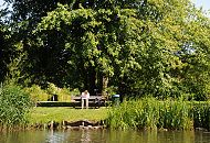 71_8769 Erholung am Ufer des Amannkanals - ein Besucher der Grnanlage entlang des Kanalufers hat sich auf eine Parkbank unter einen Baum in die Sonne gesetzt und liest ein Buch. Der Amannkanal ist ein Seitenkanal des Ernst- August- Kanals und wurde 1929 gegraben. Es ist geplant, den Kanallauf bis zur Mengestrasse zu verlngern. www.fotograf- hamburg.de