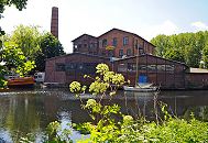 74_9430 Blick ber den Veringkanal zum Industriegebude mit hohem Schornstein, das 1906 errichtet wurde. Die Fabrikanlage wurde zum Honigschleudern / Honigabfllung und auch als Margarinefabrik genutzt. Jetzt hat das Kulturzentrum Honigfabrik dort seinen Sitz.  www.fotograf- hamburg.de