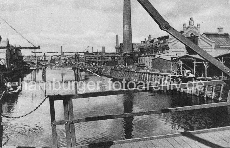 historische Bilder aus dem Bezirk Hamburg-Mitte - Hamburgs Stadtteil Wilhelmsburg Industrie am Veringkanal; historische Hamburger Architektur76_0240 Blick von der Neuhfer Strasse in den Veringkanal; die Ufer des Industriekanals waren mit einer Hubbrcke verbunden. Links und rechts des Veringkanals hatte sich in Wilhelmsburg Industrie mit ihrer typischen Grnderzeit-Architektur angesiedelt; an den Kaimauern konnten Schiffe und Lastkhne anlegen.  Im Hintergrund die Bebauung an der Wilhelmsburger Fhrstrasse. www.fotograf- hamburg.de