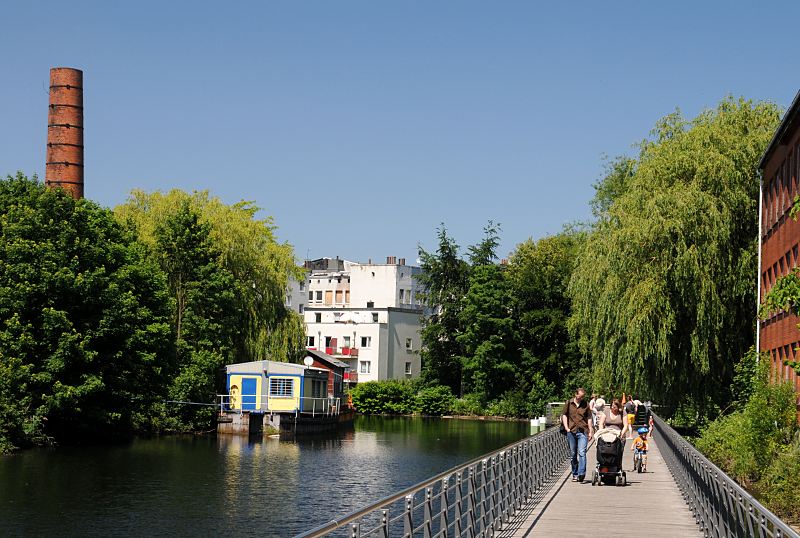 Hamburg-Fotos aus dem Bezirk Mitte - Hamburger Stadtteile: Wilhelmsburg Grnanlage Veringkanal - Spazierweg entlang des Wilhelmsburger Industriekanals 77_9425 Entlang des ehemaligen Industriekanals wurde eine Grnanlage gestaltet - am Ufer des Veringkanals fhren Wege entlang der teilweise noch vorhandenen historischen Industriearchitektur auch ber moderne Brckenanlagen fr die Spaziergnger. www.fotograf- hamburg.de