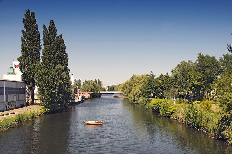 Hamburg-Bilder aus den Bezirken - Hambug-Mitte, Stadtteil Wilhelmsburg  Grnanlage Veringkanal - Spazierweg entlang des Wilhelmsburger Industriekanals 78_9395 Die meisten Industrieanlagen entlang des Veringkanals in Hamburg Wilhelmsburg wurden durch Bombenangriffe im II. Weltkrieg zerstrt. Das Brachgelnde am Ufer des Kanals wird zu einem Naherholungsgebiet fr die Einwohner des Stadtteils umgestaltet. Ein Wanderweg fhrt entlang der teilweise dicht bewachsenen Uferanlagen. Ein Ruderboot liegt auf dem Veringkanal - der Besitzer lsst es im Wind treiben und geniesst die Sonne. www.fotograf- hamburg.de