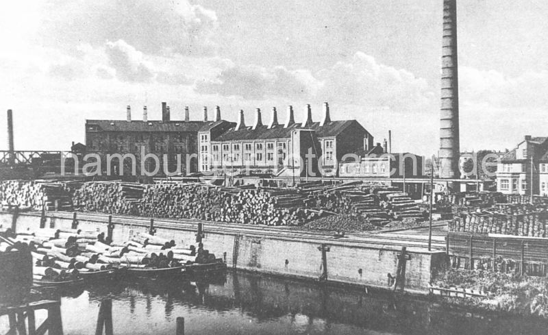 historische Bilder aus Wilhelmsburg Holzwerke am Ufer des Veringkanals - Schuten beladen mit Holzstmmen79_0247 Historisches Foto aus Hamburg Wilhelmsburg ca. 1920 - am Ufer des Veringkanals sind Baumstmme gestapelt; an den Kaianlagen liegen Schuten, die ebenfalls hoch mit Baumstmmen beladen sind. Im Hintergrund Fabrikgebude und Schornsteine.