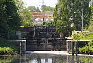 80_9392 Blick zur Schleuse am Veringkanal; die alte Schleuse mit den Holztoren wurde 1896 errichtet und 2008 restauriert. Ein Schleusenwrter betreibt die historische Schleusenanlage von Hand - und ermglicht so die Zufahrt zu dem tidenabhngigen Reiherstieg und der Elbe. Im Hintergrund sind Industrieanlagen am Ufer des Reiherstiegs zu erkennen.  www.fotograf-hamburg.de