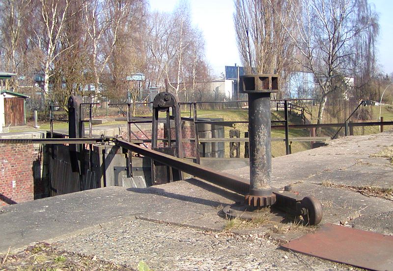 historische Schleuse am Veringkanal - Zustand vor der Restaurierung  Fotos aus den Hamburger Bezirken - Wilhelmsburg, Hamburg-Mitte  81_1010003 Die alte Veringkanal-Schleuse wurde 1896 errichtet und wird von Hand betrieben - Zustand vor der Restaurierung, die 2008 stattfand. Das Mauerwerk der Schleusenkammer war renovierungsbedrftig ebenso wie die Schleusentore aus Holz sowie Mechanik, ber die die Tore geffnet werden.  www.fotograf-hamburg.de