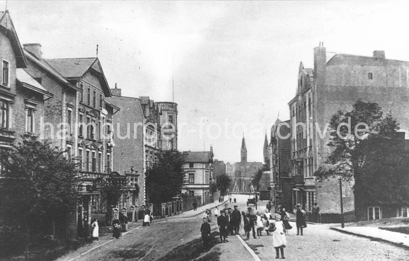 alte Fotografien aus Wilhelmsburg historische Strassenszene - Kirchtrme Wilhelmsburger St. Bonifatiuskirche  84_0141 Blick in die Strasse Alte Schleuse, die parallel zur Schleusenanlage des Veringkanals verluft. Kinder stehen auf der Strasse, die von Grnderzeit-Wohnhusern bebaut ist. Im Hintergrund die Brcke ber den Veringkanal zur Veringstrasse und die Trme der Kirche St. Bonifatius von Wilhelmsburg. 