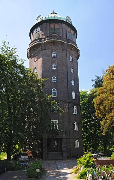 Fotos aus dem Bezirk Mitte,  Wilhelmsburg Wilhelmsburger Wasserturm Gro Sand 87_9383 Der Wilhelmsburger Wasserturm am Gro Sand wurde 1911 errichtet, der Architekt war Wilhelm Brnicke. Der Wasserturm hat eine Gesamthhe von 46m und steht seit 2008 unter Denkmalschutz.  www.fotos-hamburg.de