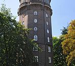 87_9383 Der Wilhelmsburger Wasserturm am Groß Sand wurde 1911 errichtet, der Architekt war Wilhelm Brünicke. Der Wasserturm hat eine Gesamthöhe von 46m und steht seit 2008 unter Denkmalschutz.  ©www.fotos-hamburg.de