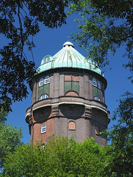 88_9386 Kuppel des Wilhelmsburger Wasserturms, der am Ufer des Veringkanals steht; er wurde 1911 errichtet. 1958 wurde der Wasserturm ausser Betrieb genommen und wird jetzt als Wohnraum genutzt. www.fotos-hamburg.de  88_9386 Kuppel des Wilhelmsburger Wasserturms, der am Ufer des Veringkanals steht; er wurde 1911 errichtet. 1958 wurde der Wasserturm ausser Betrieb genommen und wird jetzt als Wohnraum genutzt. www.fotos-hamburg.de