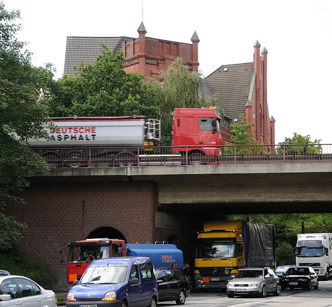 Hamburgbilder aus dem Bezirk Hamburg-Mitte,  Wilhelmsburger Reichsstrasse, Mengestrasse - Autoverkehr Stadtteil Wilhelmsburg  91_9741 Blick zur Brcke der Wilhelmsburger Reichsstrasse ber die Mengestrasse - die Stadtautobahn wurde 1939 als Reichsautobahn fertig gestellt, es fahren dort tglich bis zu 55 000 KFZ. Es wird nach Mglichkeiten gesucht, die Schnellstrasse zu verlegen. Unter der Brcke stauen sich die Lastwagen und Personenkraftwagen an der Auffahrt zur Autobahn - im Hintergrund die Backstein-Giebel des Wilhelmsburger Rathauses.  www.fotos-hamburg.de