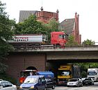 91_9741 Blick zur Brcke der Wilhelmsburger Reichsstrasse ber die Mengestrasse - die Stadtautobahn wurde 1939 als Reichsautobahn fertig gestellt Jetzt fahren dort tglich bis zu 55 000 KFZ - z. Zt. wird nach Mglichkeiten gesucht, die Schnellstrasse zu verlegen. Unter der Brcke stauen sich die Lastwagen und Personenkraftwagen an der Auffahrt zur Autobahn - im Hintergrund die Backstein-Giebel des Wilhelmsburger Rathauses. www.fotos-hamburg.de