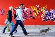 92_9719 Fussgänger mit Hund unterqueren die Wilhelmsburger Reichsstrasse im Fußgängertunnel - an der Mauer ist ein Graffiti mit Teufel angesprüht.  ©www.fotos-hamburg.de