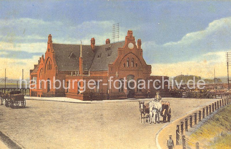 historische Bilder aus Wilhelmsburg  93_0062 Ansicht des historischen Bahnhof Wilhelmsburg ca. 1900 - vor dem Backsteingebude mit giebeln steht ein Pferdewagen. Ein weiteres Gespann mit Kutscher verlsst gerade das Gelnde. Im Hintergrund Gterwaggons auf den Bahngleisen.  www.hamburger-fotoarchiv.de