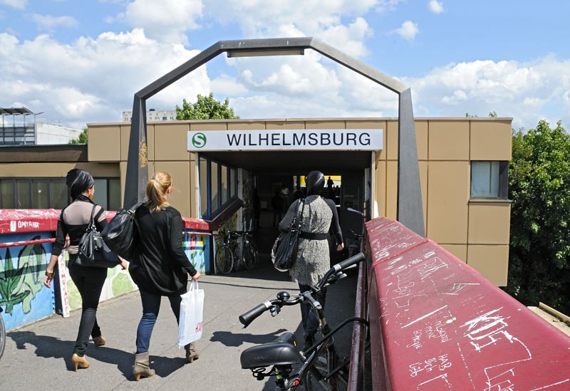 Bilder aus den Hamburger Bezirken, Hamburg-Mitte; Stadtteil Wilhelmsburg   Bilder aus den Hamburger Bezirken, Hamburg-Mitte; Stadtteil Wilhelmsburg  94_9758 Eingang zur S-Bahn-Haltestelle Wilhelmsburg; es ist geplant, den Bahnhof und die Zugnge zu renovieren und umzubauen. www.bilder-hamburg.de