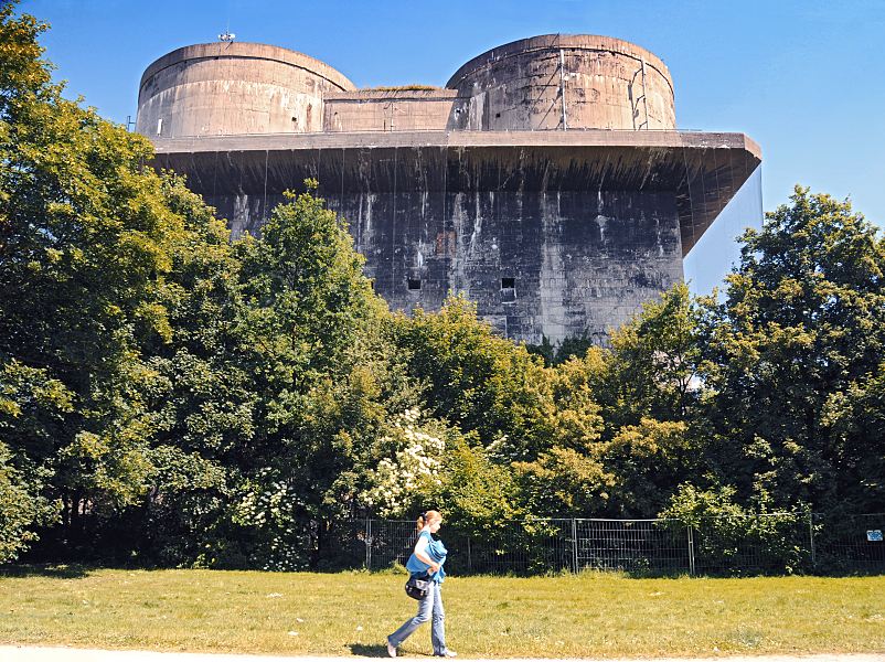 Hamburg-Bilder aus  Bezirk Mitte, Stadtteil Hamburg Wilhelmsburg 95_9443 Der Wilhelmsburger Flakbunker hat whrend des II. Weltkriegs ca. 30 000 Einwohnern Hamburg Wilhelmsburg Schutz geboten. Es wurden in dem Luftschutzbunker 80 000 Kubikmeter Stahlbeton verbaut, die Wnde sind ca. 2m dick und die Decken bis zu 3,5m stark. 1947 wurden die Innenrume durch die britische Armee gesprengt. Die Bunkeranlage steht als Denkmal, das an den Krieg und Schrecken des Dritten Reichs erinnern soll unter Denkmalschutz. Zur Internationalen Bauausstellung IBA soll der ehemalige Flakbunker zum "Energiebunker"/ ko-Heizkraftwerk mit Solaranlage und Blockheizkraftwerk umgesbaut werden. www.bilder-hamburg.de