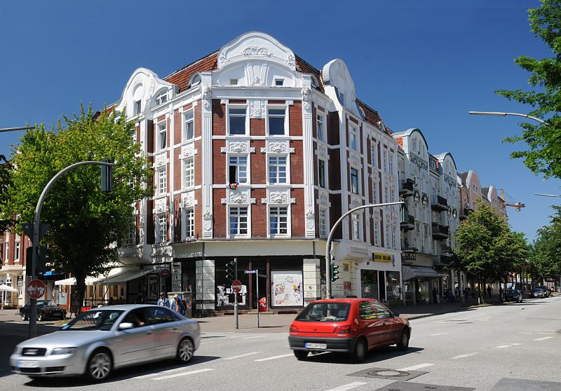 Jugendstilarchitektur in Hamburg Wilhelmsburg, Veringstrasse / Fhrstrasse  Bilder aus den Hamburger Bezirken; Bezirk Hamburg - Mitte Wilhelmsburg  99_9457 Mehrgeschossige Wohnblocks in der Wilhelmsburger Veringstrasse - prchtiges Jugendstildekor auf weissen Putzelementen dekoriert die Hausfassade. Strahlendes Sommerwetter mit blauem Himmel in Hamburg. www.bilder- hamburg.de