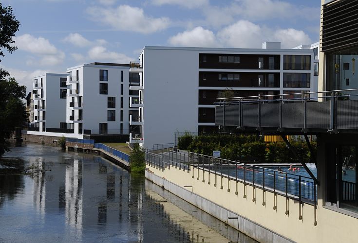 Hamburg Bilder - die Bille, Hamburger Fluss durch Bergedorf - Fotos Neubauten, Billebad. 11_21548 Das Billebad liegt direkt an dem Bergedorfer Fluss Bille und wurde 2005 neu erffnet. Neben dem ganzjhrig geffneten Aussenpool  gibt es eine grosszgige Hallenanlage, so dass das Bille-Bad ca. 930 qm Wasserflche hat. Das alte Bergedorfer Stadtbad wurde abgerissen und auf Teilen der Flche moderne Wohnungen mit ca. 90 Wohneinheiten errichtet. www.hamburg-fotograf.com