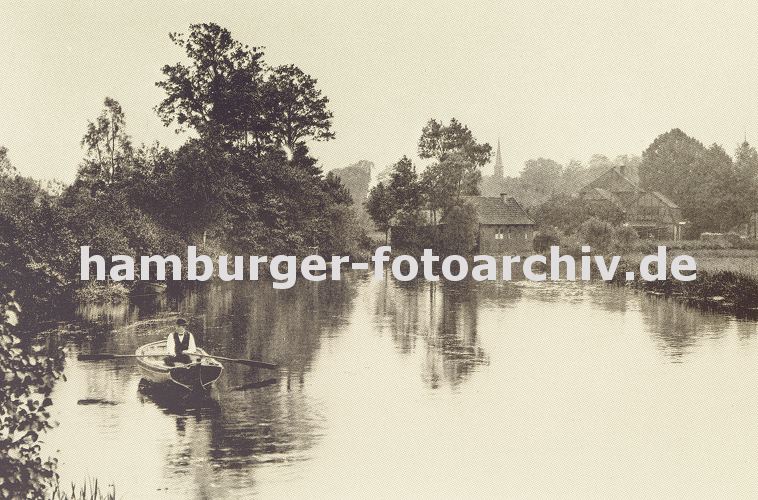 altes Bild von Hamburg Bergedorf - ein Mann mit Hut im Ruderboot auf der Bille  11_21552 historisches Bild aus Hamburg Bergedorf ca. 1890; ein Mann mit Hut fhrt im Ruderboot auf der Bille. Am Flussufer stehen zwischen den Bumen Bauernhuser und Fachwerkhuser, im Hintergrund ist der Kirchturm der St. Petri und Pauli Kirche von Bergedorf zu erkennen.   www.hamburger-fotoarchiv.de