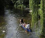 11_21554 Tief hngen die Zweige der Weide ber das Wasser der Bille beim Gewerkschaftsweg im Hamburger Stadtteil Bergedorf. Ein Kanu hat gerade auf seiner Tour mit seinen Fahrern die Brcke passiert und fhrt flussabwrts. Enten schwimmen auf dem Wasser und warten darauf gefttert zu werden. www.hamburg-fotograf.com