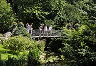 11_21556 Der Wassergraben vom Bergedorfer Schloss wird mit dem Wasser der Bille gespeist. Bergedorf Besucher gehen ber die historische Brcke ber den Schlossgraben in den Schlosspark. Ein Fotograf fotografiert die eisernen Blumenkbel die an den Brckenenden als Dekoration stehen. www.hamburg-fotograf.com