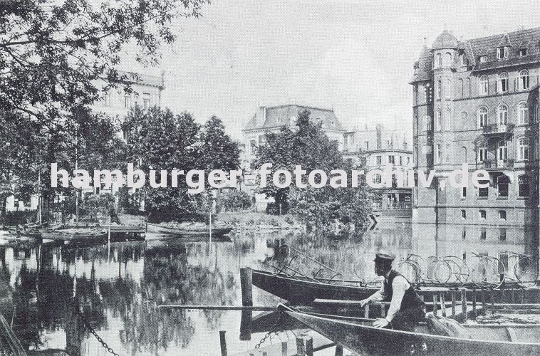 alte Fotos von Hamburg Bergedorf - historische Bilder aus den Hamburger Stadtteilen.  11_21559 Blick ber die aufgestaute Bille - ein Schiffer sitzt in seinem Kahn, dahinter ein Fischerboot mit Reusen an Bord. Am Teichufer am Bergedorfer Markt, Alte Holstenstrasse liegen weitere Schiffe. Rechts ein mehrstckiges Backsteingebude der Grnderzeit in der die Bergedorfer Bank ihren Sitz hatte (?).  www.hamburger-fotoarchiv.de