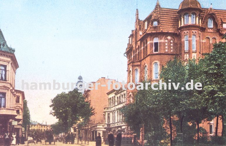 historische Bergedorfbilder - alte Fotos von Hamburger Husern und Strassen  11_21562 Blick in die Holstenstrass in Hamburg Bergedorf ca. 1906 - das reprsentative Backsteingebude im Architekturstil der Grnderzeit / Historismus entworfen steht am Weiher, der durch die gestaute Bille gebildet wird. Kutschen und Pferdewagen fahren auf der Strasse und Passanten gehen auf dem Buergersteig.  www.hamburg-fotograf.com