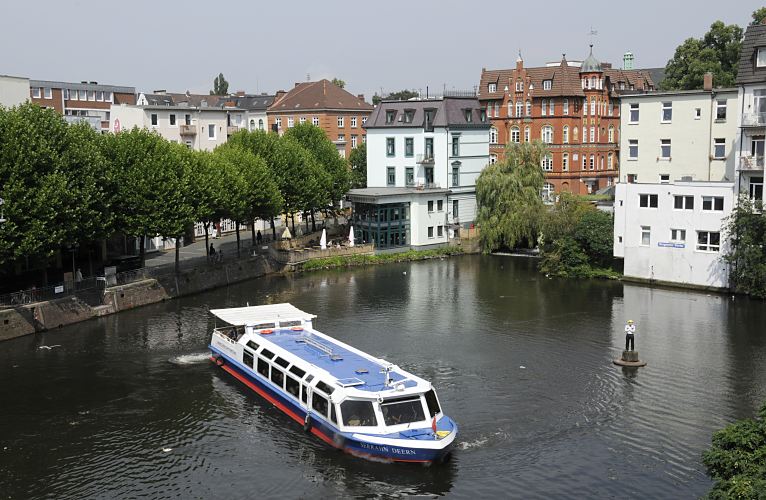 Hafen in Hamburg Bergedorf , Serrahn - Barkasse Bergedorfer Schifffahrtslinie.  11_21564 Blick ber den Bergedorfer Hafen - eine Barkasse der Bergedorfer Schifffahrtslinie hat gerade mit seinen Fahrgsten am Serrahn abgelegt und wendet im Hafenbecken, um seine Rundfahrt durch die Bergedofer Vierlande zu beginnen. www.hamburg-fotograf.com