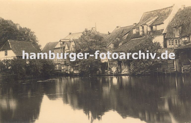 Bilder altes Bergedorf - historische Fachwerkhuser am Bergedorfer Hafen / Serrahn. 11_21566 Bergedorfer Serrahn ca. 1880; dicht gedrngt stehen die alten Huser am Wasser - in der linken Bildmitte ist das Brckengelnder an der Holstenstrasse zu erkennen. www.hamburg-fotograf.com