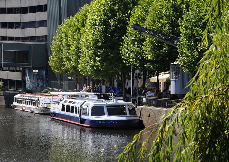 Hafen in der Bergedorfer City - Fahrgastschiffe an der Kaimauer des Serrahns, Drehkran.  11_21567 Zwei Ausflugsschiffe der Bergedorfer Schifffahrtlinie liegen an der Kaimauer vom Serrahn - Hafen in der City von Hamburg Bergedorf. Zwischen den Bumen ragt der Arm des historischen Krans aus den Bumen heraus. Der elektrische Drehkran steht unter Denkmalschutz und wurde 1901 bei der Winterhuder Fabrik Nagel & Kaemp (Kampnagel) gefertigt. www.hamburger-fotoarchiv.de