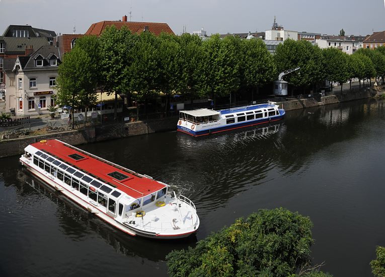 Hamburg Foto - Bergedorfer Hafen - Bild vom Blick ber den Serrahn, Touristenbarkassen  11_21570 Das Rundfahrtschiff ALSTERSCHIPPER hat von der Kaimauer abgelegt und wendet im Hafenbecken. Die Barkasse macht mit ihren Fahrgsten eine Rundfahrt ber die Bergedorfer Wasserwege und fhrt z. B. auch ber die Elbe zu den Hamburger Landungsbrcken. www.hamburg-fotograf.com