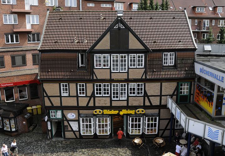 Hamburg Bilder - historisches Speichergebude in der Bergedorfer City am Hafen.   11_21571 Fachwerk - Traufenspeicher am Kupferhof beim Bergedorfer Hafen; das historische Fachwerkgebude von 1760 wurde 1982 abgetragen, restauriert und auf einem neuen Fundament wieder aufgebaut.  www.hamburg-fotograf.com