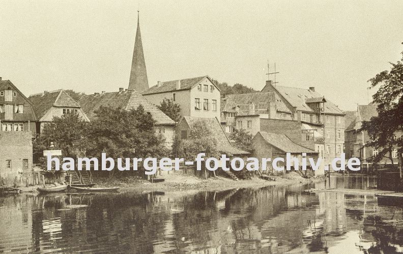 historische Hamburg Bilder - Wohngebude, Speicher am Bergedorfer Hafen, Kornwassermhle. 11_21572 historische Foto aus Bergedorf ca. 1890 - Blick ber den Hafen, alte Huser stehen am Wasser, einige Boote liegen am Ufer. In der Bildmitte der Kirchturm der Bergedorfer St. Petris und Pauli Kirche. Rechts die Rckseite der Kronwassermhle mit dem Giebeldach und der Winde. Der Ursprung des historischen Fachwerk- gebudes wurde um 1208 dort an der aufgestauten Bille errichtet. 1839 erfolgte ein Neubau, 1868 folgte eine Erweiterung.  www.hamburger-fotoarchiv.de