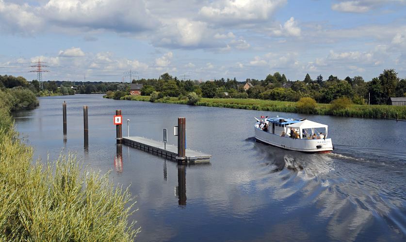 Foto Bezirk Hamburg Bergedorf - Bild vom  Ausflugsschiff mit Gsten im Bergedorfer Schleusengraben11_21574 Der ehemalige Binnenhafenschlepper OMKA (ohne Mast)  auf einer Chartertour mit Gsten bei der Einfahrt in den Bergedorfer Schleusengraben. Der 1926 auf einer Hamburger Werft gebaute Schlepper hat bis 1990 in der DDR seinen Dienst getan und liegt jetzt restauriert im Harburger Hafen.  www.hamburg-fotograf.com