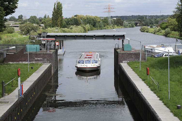 Bilder Bezirk Hamburg Bergedorf - Ausflugsbarkasse ALSTERSCHIPPER, Fotografie Krapphofschleuse 11_21575 Die Ausflugsbarkasse ALSTERSCHIPPER der Bergedorfer Schifffahrtslinie kommt vom Bergedorfer Hafen und fhrt auf seiner Rundtour durch die Vierlande in die Krapphofschleuse ein. Seit 2006 wird die Schleuse von den Schiffern ber Knopfdruck selbst bedient. Ein Schleusenwrter ist nicht vor Ort.  www.hamburg-fotograf.com