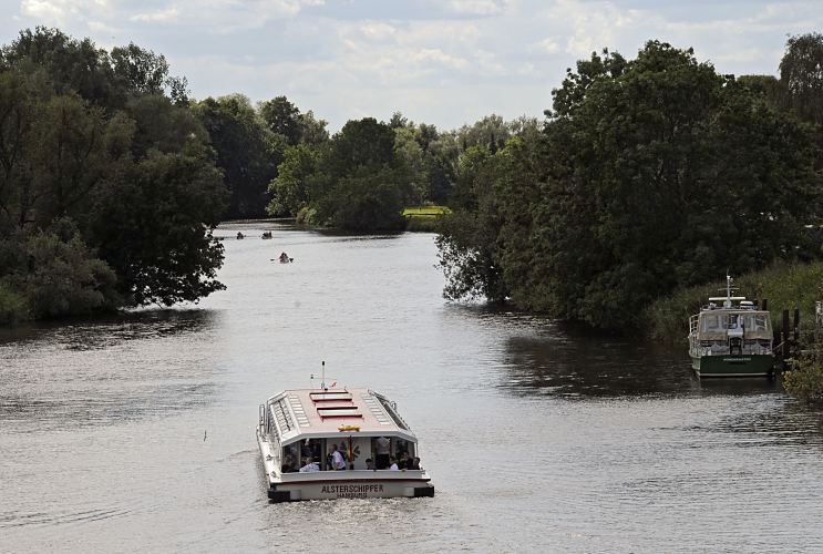 Hamburgfotos - Ausflugsbarkasse ALSTERSCHIPPER auf der Fahrt in die Dove-Elbe. 11_21578 Die Ausflugsbarkasse ALSTERSCHIPPER hat die Krapphofschleuse verlassen und fhrt in die Dove-Elbe ein. Auf ihr wird das Ausflugsschiff zur Tatenberger Schleuse fahren, um dann ber die Norderelbe bei den Landungsbrcken die Fahrt zu beenden. Im Hintergrund fahrten Kanus auf der Doveelbe, rechts liegt eine Motoryacht am Anleger. www.hamburg-fotograf.com