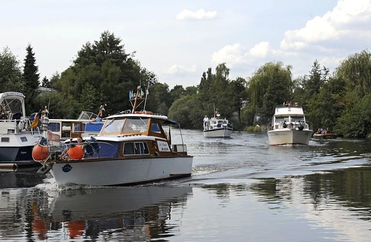 Hamburg Fotograf - Motive von Hamburger Flssen - Motorboote auf der Dove-Elbe  11_21583 Drei Motoryachten fahren langsam auf der Dove-Elbe Richtung Hamburg Curlack, Bezirk Bergedorf. Die Motorboote verursachen nur geringe Bugwellen, da auf der Doveelbe fr alle Fahrzeuge mit Maschinenantrieb eine Hchstgeschwindigkeit von 8 km/h (4,3 Seemeilen/h) vorgeschrieben ist.  www.hamburg-fotograf.com