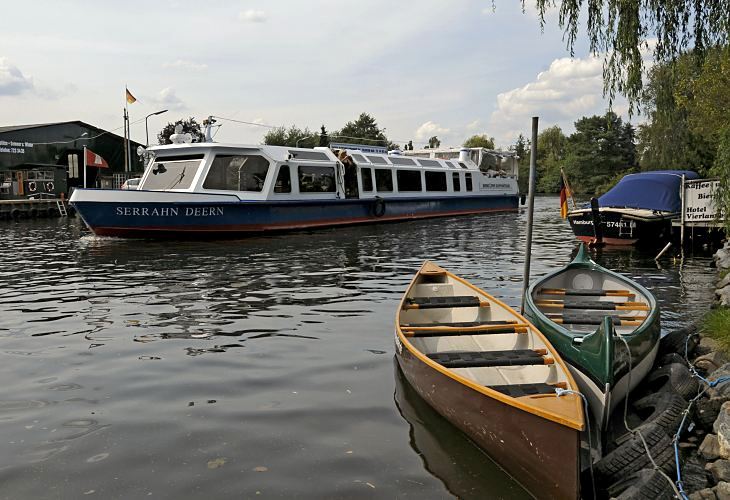 Hamburger Fotos - Rundfahrt Vierlande - Kanuverleih an der Dove-Elbe  11_21586 Das Fahrgastschiff SERRAHN DEERN auf der Rundfahrt durch die Vierlande auf der Dove Elbe in der Nhe von "Auf der Bge"; im Vordergrund Kanus eines Kanuverleihs beim Hotel Vierlandentor am Curslacker Deich. www.hamburg-fotos.org