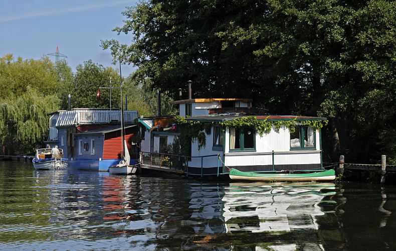 Sommerbilder von Hamburg Bergedorf - Hausboote auf der Dove-Elbe bei Reitbrook  11_21597 Mehrere Hausboote liegen am Ufer der Doveelbe in Hamburg Reitbrook. Die schwimmenden Huser spiegeln sich in dem ruhigen Wasser der Dove-Elbe. Ein Kanu, Segelboot und ein Motorboot sind an den Hausbooten festgemacht.  www.hamburg-fotos.org