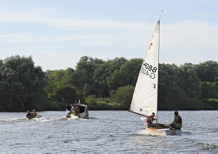 Hamburg, die Stadt am Wasser - Sportboote auf der Bergedorfer Dove Elbe  11_21605 Sportboote auf der Doveelbe bei Hamburg Ochsenwerder.  www.hamburg-fotos.org