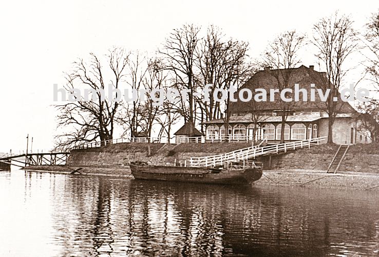 historische Fotos aus den Vierlanden - altes Kirchwerder - Bild Zollenspieker Fhrhaus  11_21613 historische Ansicht ca. 1900 vom Zollenspieker Fhrhaus; der Zollenspieker wurde erstmals Mitte des 13. Jhd. als Zollstation erwhnt. Der Ursprung des Gebudes als Zollstation und Fhrhaus ist ca. 1460 - eine wehrhafte Neuanlage wurde um 1620 errichtet. Die Wartezeit auf die Fhre nach Hoopte konnte in dem angegliederten Gaststtte verkrzt werden. Ende des 19. Jhd. entwickelte sich das Zollenspieker Fhrhaus zum beliebten Ausflugsziel fr die Hamburger Bevlkerung.  www.hamburger-fotoarchiv.de