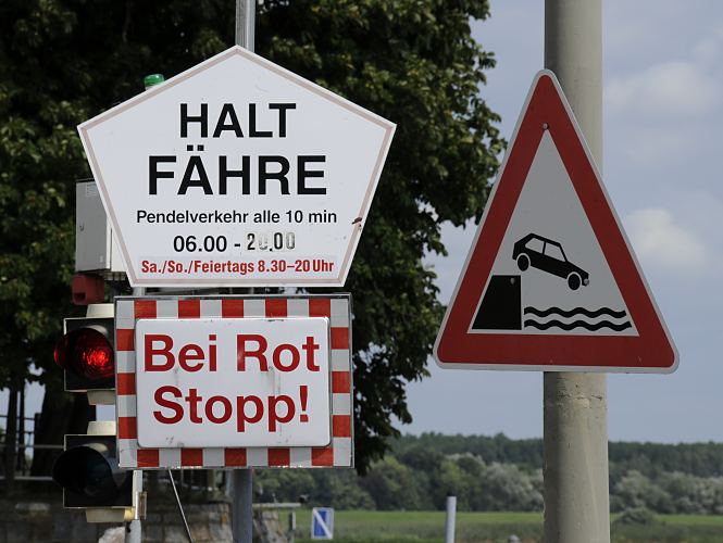 Hamburg Fotos aus Bergedorf / Kirchwerder, Vierlanden - Schilder bei der Fhre. 11_21617 Warnschilder und Hinweisschilder beim Zollenspieker Fhranleger - die Autofhre fhrt vom 1. Mrz bis 30. November im Pendelverkehr alle 10 Min. Ein Verkehrsschild warnt Autofahrer davor, ihr Fahrzeug ins Wasser zu fahren. www.bilder-hamburg.de