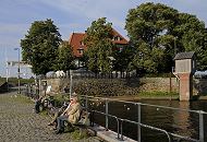 11_21619 Blick ber die Kaianlage der Zollenspieker Fhre zum Fhrhaus, das zwischen den Bumen versteckt ist. Der Weg ist mit Kopfstein gepflastert - rechts das Pegelhaus; Mwen schwimmen auf dem Wasser.  www.bilder-hamburg.de