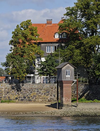 11_21620 Das Pegelhaus steht am Elbufer des Zollenspieker Fhrhauses - es wurde ca. 1880 errichtet und diente zum Ablesen des Wasserstands (Pegel) der Elbe; um 1992 wurde es abgerissen und spter neu errichtet.  www.bilder-hamburg.de