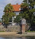 11_21620 Das Pegelhaus steht am Elbufer des Zollenspieker Fhrhauses - es wurde ca. 1880 errichtet und diente zum Ablesen des Wasserstands (Pegel) der Elbe; um 1992 wurde es abgerissen und spter neu errichtet.  www.bilder-hamburg.de