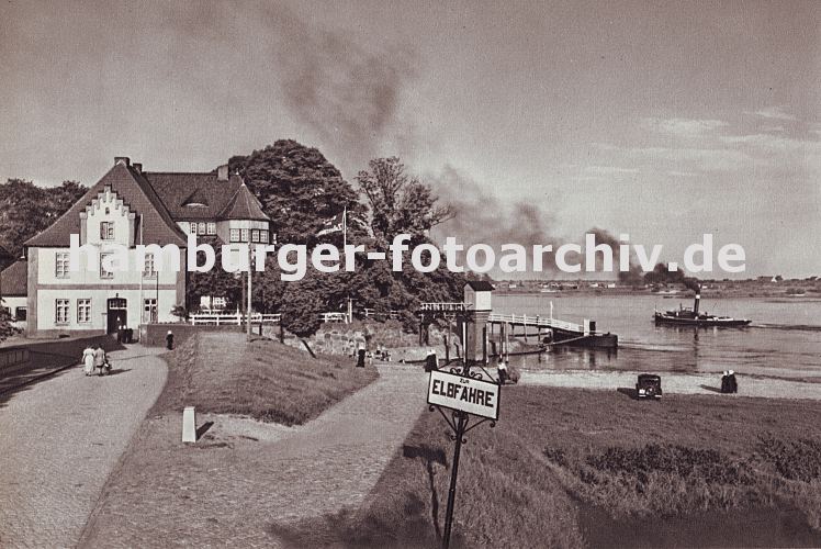 Fotografien vom historischen Hamburg - Zollenspieker Fhrhaus, Kirchwerder - Elbfhre. 11_21622 historisches Bild vom Zollenspieker Fhrhaus ca. 1936; Spaziergnger gehen auf dem Elbdeich Richtung Gassttte; in der Bildmitte ragt das Pegelhaus am Elbstrand empor. Rechts fhrt eine Barkasse - schwarzer Qualm steigt aus ihrem Schonstein. Im Vordergrund ein schmiedeeisernes Hinweisschild "Zur Elbfhre".  www.hamburger-fotoarchiv.de