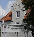 11_21623 Architektur Detail der Fassade des Zollenspieker Fhrhauses; ber dem (alten) des historischen Gebudes der Schriftzug Zollenspieker Fhrhaus, Restaurant, Hotel, Festsaal. Ein Schild weist auf das Jubilum 750 Jahre Zollenspieker als Gasthaus und Fhrstelle hin. www.bilder-hamburg.de