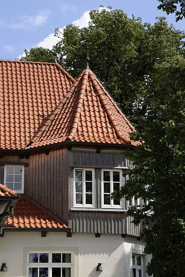 Bilder der Hamburger Architektur, Erkerturm 11_21624 Architekturdetail des Zollenspieker Fhrhauses; mit Ziegeln gedeckter Erkerturm des Gebudes. Der erste Stock des historischen Gebudes an der Elbe ist mit Holzbrettern verkleidet. www.bilder-hamburg.de