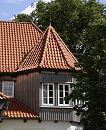 11_21624 Architekturdetail des Zollenspieker Fhrhauses; mit Ziegeln gedeckter Erkerturm des Gebudes. Der erste Stock des historischen Gebudes an der Elbe ist mit Holzbrettern verkleidet. www.bilder-hamburg.de
