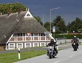 11_21626 Zwei Motorrder fahren auf der Deichstrasse an der Elbe entlang - die Biker geniessen die kurvenreiche Strecke an der Elbe. Die Bergedorfer Vier- und Marschlande sind ein beliebtes Ausflugsziel fr die Hamburger - ein reetgedecktes Fachwerkhaus steht hinter Deichanlage die es vor dem Hochwasser der Elbe schtzen soll. www.hamburg-bilder.org